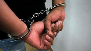 Hombre de 21 años es arrestado por muerte de su pareja de 18 en Villa Duarte