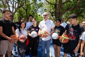 Alcalde Ulises Rodríguez entrega utilería deportiva en Altos de Rafey