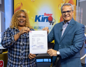 Leidsa entrega certificado a ama de casa ganadora de 25 millones con el Súper Kino Tv