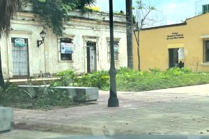 ¡El día a día! en la Ciudad Colonial: negocios cerrados, letreros de “Se Vende” y “Se Alquila”, polvo, ruido e incertidumbre