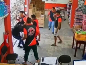 Empleados enfrentan a asaltantes con machete en tienda