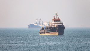 Irán niega paso de buques por Ormuz y contradice versión de EE. UU.