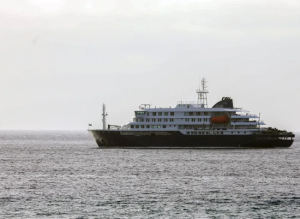 España pide evacuar a contagiados en Cabo Verde para que el crucero no pare en Canarias