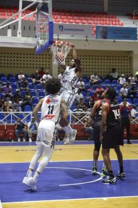 Leones de Santo Domingo caen ante Marineros en el Fabio Rafael González