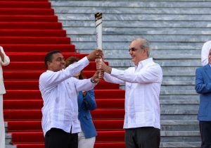abinader-llama-a-fortalecer-el-espiritu-deportivo-en-recibimiento-de-antorcha-2026