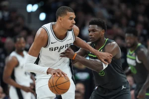 wembanyama-y-los-spurs-se-recuperan-para-propinar-a-los-timberwolves-su-mayor-derrota-en-postemporada,-133-95,-e-igualar-la-serie