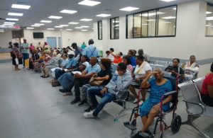 tension-en-el-hospital-calventi:-medicos-denuncian-carencias-y-comunitarios-respaldan-gestion-de-alfaro