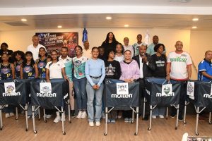 ministro-kelvin-cruz-entrega-aporte-de-rd$800,000-para-copa-metropolitana-voleibol-superior-femenino