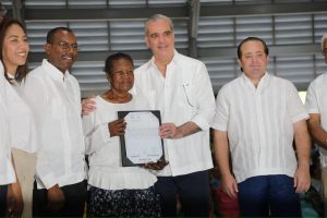 abinader-entrega-1,500-titulos-en-domingo-savio:-«ya-nadie-podra-quitarles-su-casita»