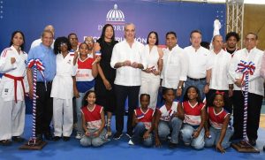  Abinader con inversión de RD$54 millones entrega remodelado Club Los Cachorros de Cristo Rey 
