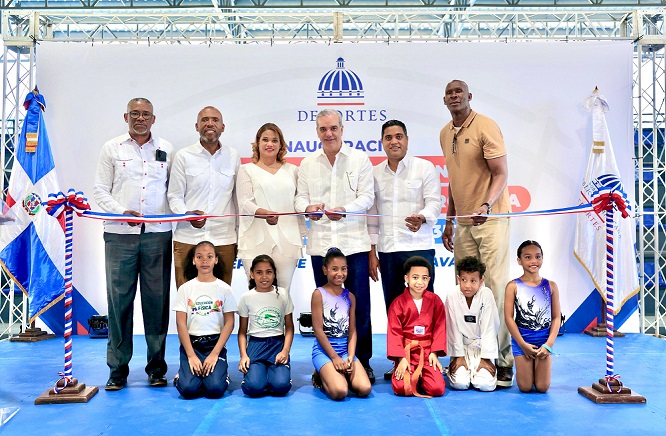 presidente-luis-abinader-y-ministro-kelvin-cruz-entregan-pabellones-deportivos-en-la-romana