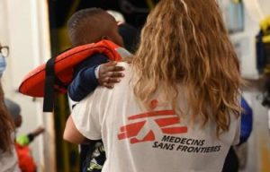 medicos-sin-fronteras:-40-heridos-y-cientos-huyen-de-choques-entre-bandas-armadas-en-haiti
