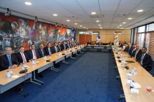 Valdez Albizu pasa  balance a economía con presidentes de las entidades bancarias