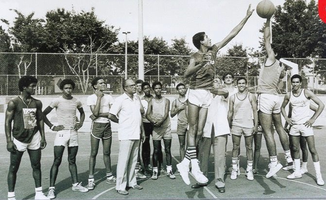 ernesto-jerez-atrapado-jugando-baloncesto-en-el-pasado
