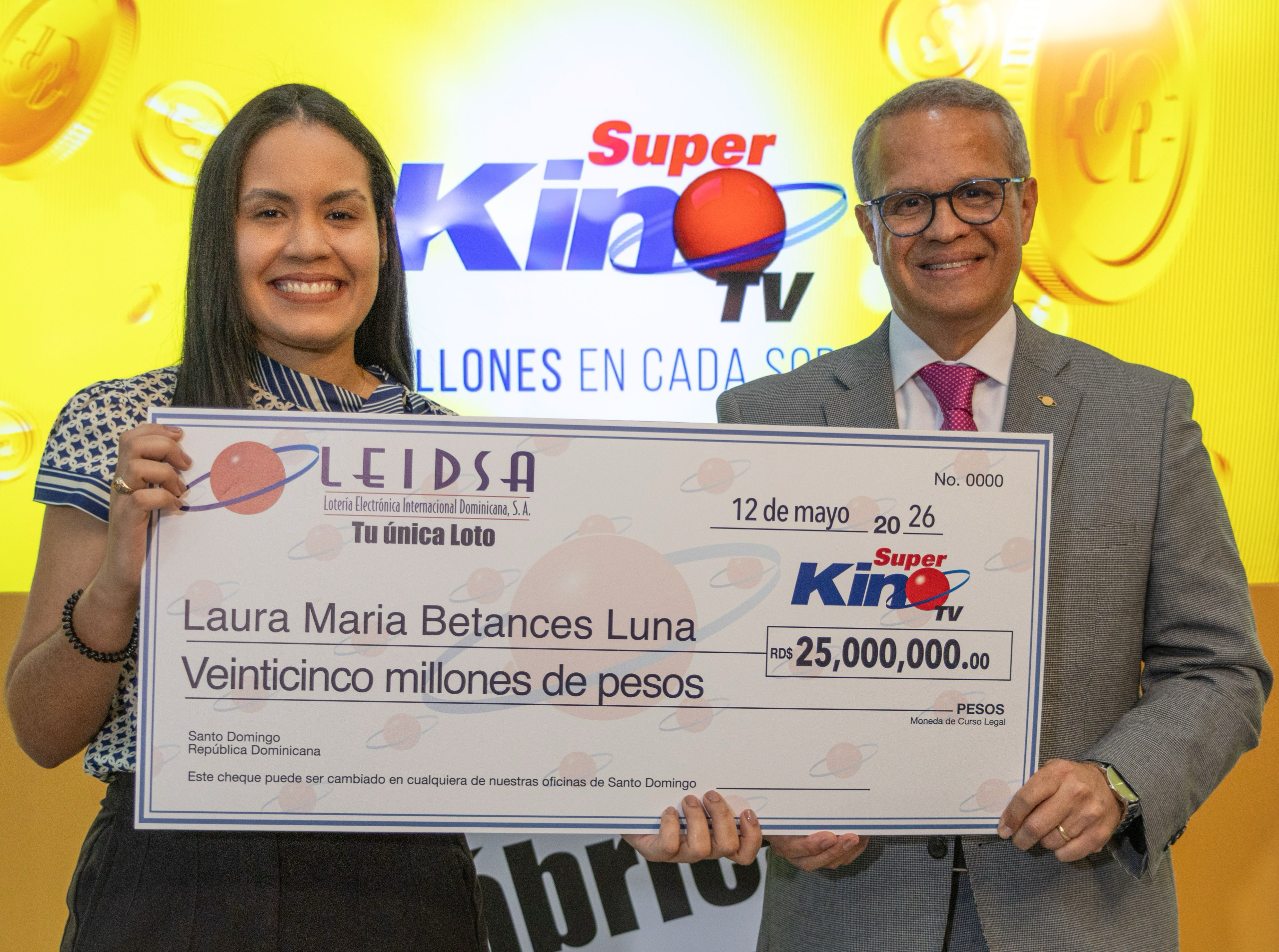 Leidsa entrega 25 millones a joven ganadora del Súper Kino Tv.