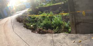¡Peligro! Denuncian calle está a punto de colapsar en Pedro Brand