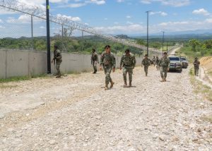 Comandante General del Ejército recorre destacamentos y puestos fronterizos en la provincia Elías Piña.