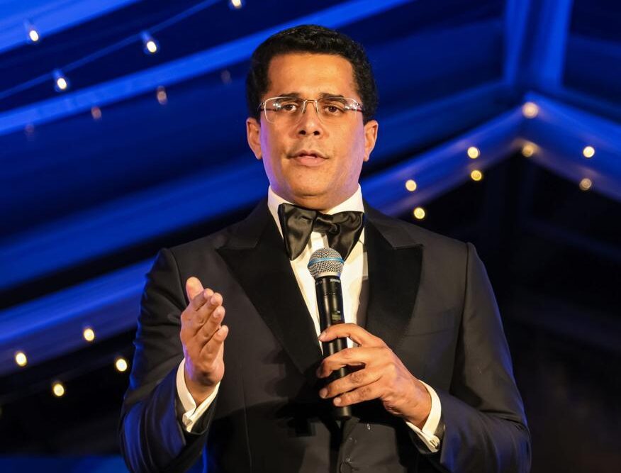 David Collado encabeza valoración política en encuesta Gallup