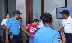 Masha llega esposada a tribunal que la dejará libre o le cantará medidas de coerción, es acusada de porte ilegal de armas