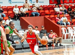 Gigantes aplastan a Soles con histórica ofensiva y llegan a 10 victorias en la LNB