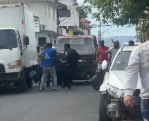 Tensión en Moca tras incidente entre camión y varios ciudadanos