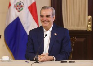 Abinader amplía a cuatro años vigencia de licencias para mayores de 65 años 