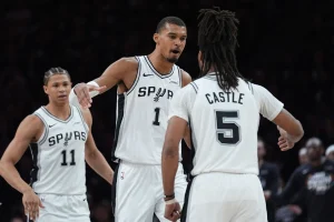 stephon-castle-aporta-32-puntos-para-los-spurs-en-una-paliza-139-109-que-elimina-a-los-timberwolves-en-el-juego-6