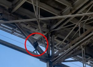 Policía revela la identidad y presunto delito del sujeto atrincherado en el puente Duarte