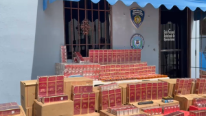 Decomisan más de mil botellas de alcohol adulterado y 39,400 cigarrillos de contrabando en Los Mina 
