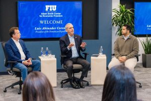 Abinader participa en encuentro con estudiantes dominicanos de la Universidad Internacional de Florida