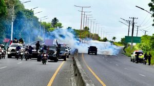 policia-dispersa-con-bombas-lacrimogenas-marcha-en-apoyo-a-planta-de-reciclaje-en-pedro-brand