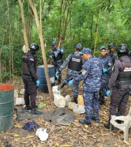 Policia Nacional desmantela laboratorio clandestino de alcohol adulterado en Bahoruco