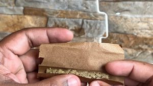 Papeles para enrolar tabaco o marihuana se venden libremente en colmados del Gran Santo Domingo