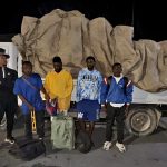 Ejército intercepta camión que transportaba haitianos indocumentados ocultos entre vegetales en Constanza