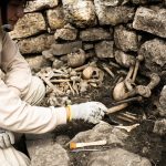 Descubren tumba de 600 años con restos humanos y ofrendas en Perú