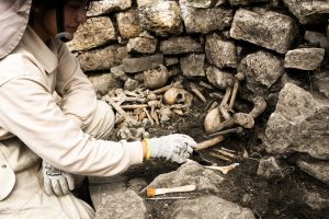 Descubren tumba de 600 años con restos humanos y ofrendas en Perú