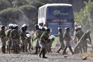 Tres muertos tras accidente de agentes antidroga y disturbios en cuartel policial en Bolivia