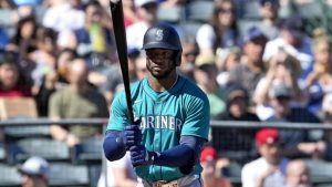 marineros-activan-a-victor-robles-y-envian-a-connor-joe-a-triple-a