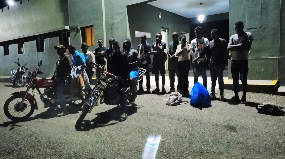 Ejército detiene a 27 personas en Loma de Cabrera