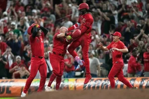 de-la-cruz-enciende-a-cincinnati-y-los-rojos-sobreviven-en-11-entradas