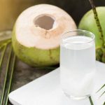 Agua de coco gana popularidad por sus propiedades hidratantes y beneficios naturales