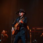 Beto Cuevas convierte el Teatro Nacional en una noche de nostalgia y rock íntimo