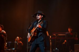 Beto Cuevas convierte el Teatro Nacional en una noche de nostalgia y rock íntimo