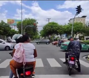 Video de agente policial sin casco genera críticas en redes sociales
