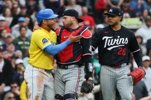 Willson Contreras protagoniza nuevo altercado tras fuerte choque en home plate