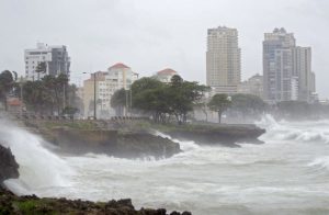 Autoridades limitan navegación por fuerte oleaje en costas dominicanas