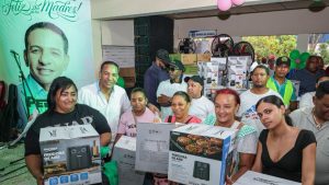 Cientos de madres son reconocidas durante actividad encabezada por Pedro Jiménez