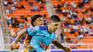 Fanáticos de Salcedo viajarán a Santiago listos para celebrar corona en fútbol dominicano