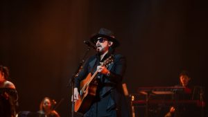 Beto Cuevas brilló en concierto acústico en el Teatro Nacional