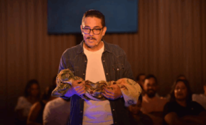 Luis José Germán convierte el teatro en un acto de esperanza en Todas las Cosas Maravillosas